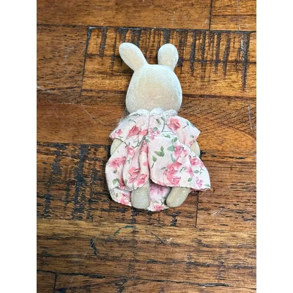 Calico Critters Sylvanian Families Periwinkle Milk Rabbit Mother Kate Figure